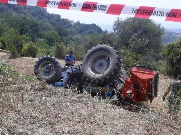 Incidenti lavoro: disgrazia in Calabria trattore si ribalta, morto 62enne