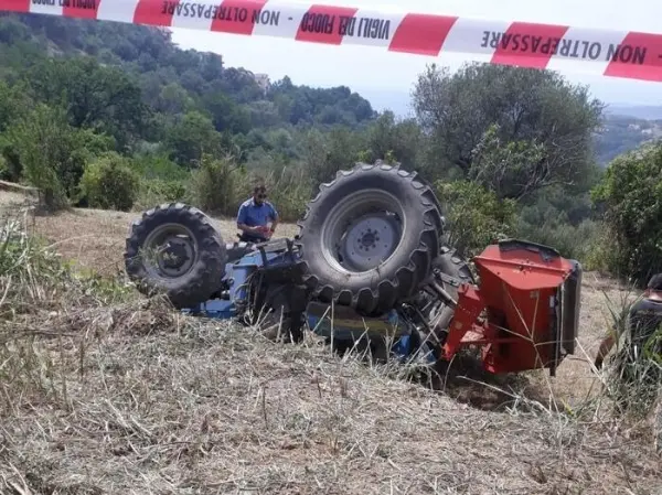 Incidenti lavoro: disgrazia in Calabria trattore si ribalta, morto 62enne