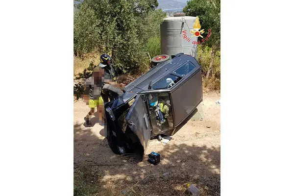 Tragedia a Davoli auto fuori strada, conducente deceduto sul colpo. intervento dei Vvf, Cc e Suem118