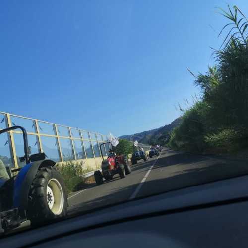 Agricoltori in protesta davanti la sede della Regione Calabria