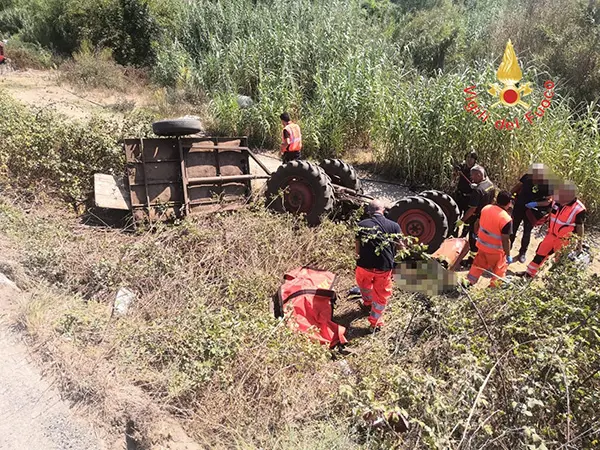 Incidenti Mortali. Calabria, trattore si ribalta, Giovane muore schiacciato dal mezzo, sul posto i Vvf e Cc