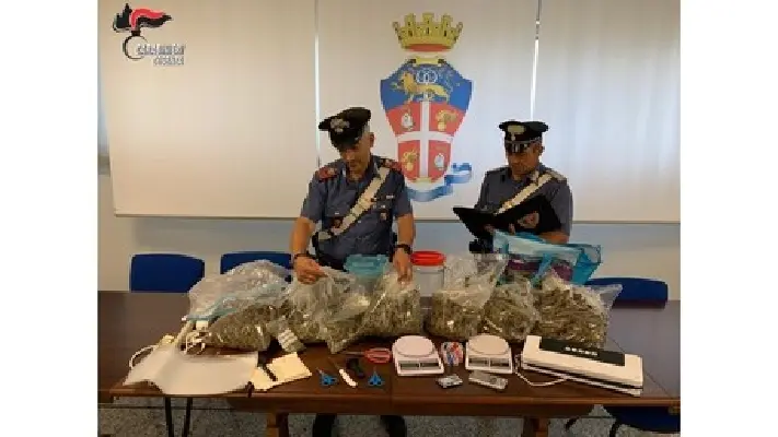 Calabria. Droga: trovato con 2 chili di marijuana, arrestato