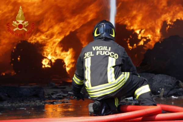 Catanzaro, vasto incendio lambisce abitazioni. I Vvf e Calabria Verde combattono contro il tempo e contro il Fuoco