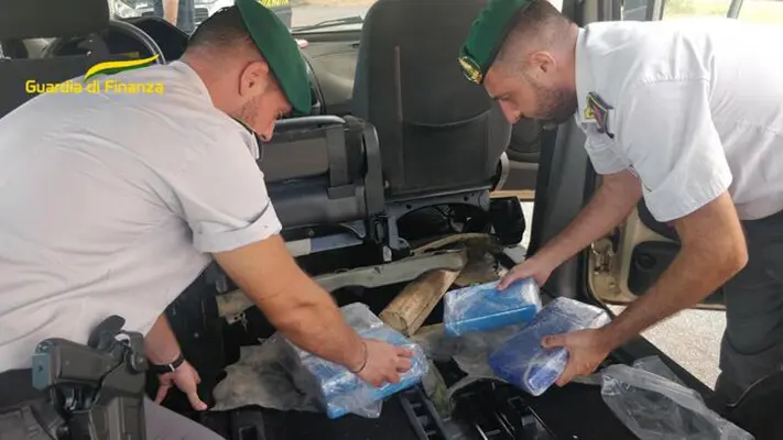 Catanzaro. Droga, Gdf: arrestato "corriere", aveva 50 "panetti" di cocaina 60 Kg. I dettagli