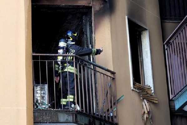 Incendio in abitazione a Milano, morta una donna