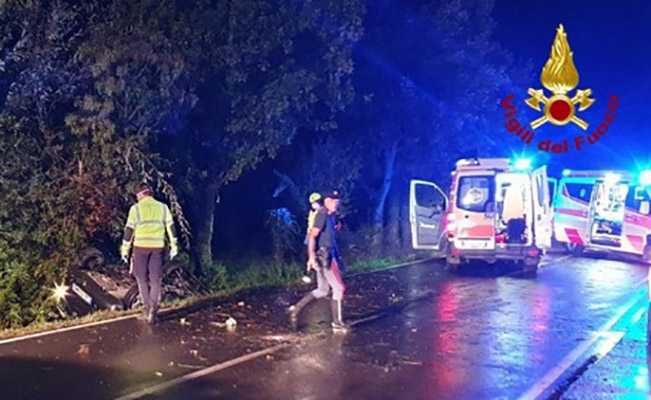 Tragedia nella notte, auto sbanda e impatta contro un albero, bilancio 4 giovani tra i 18 e i 19 anni morti