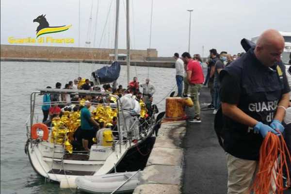 Migranti: sbarco Crotone, fermati 2 presunti scafisti Identificati da Gdf. I dettagli