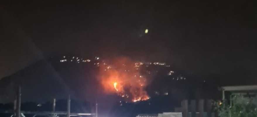 Incendi: notte di fuoco brucia le colline attorno a Palermo, residenti evacuati