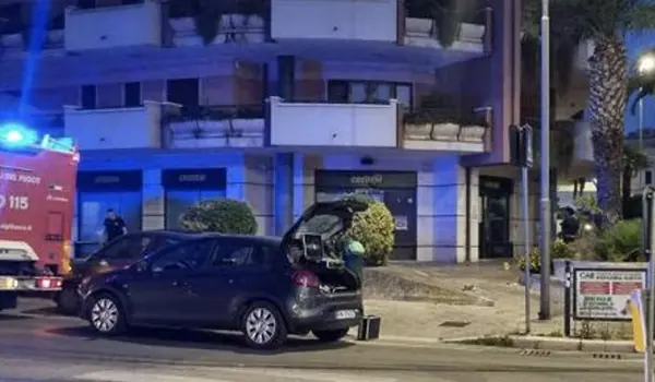 Assalto al bancomat a Bisceglie, esplosione nella notte: malviventi in fuga a mani vuote
