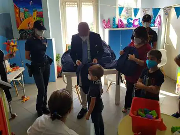 Doni polizia a piccoli degenti Oncologia Catanzaro.