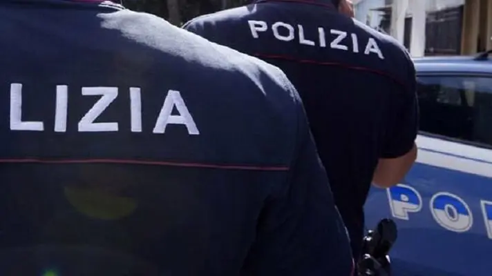 Cosenza, un 50enne minaccia e picchia la moglie invalida, allontanato da casa