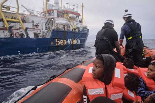 Migranti: Sea Watch 3 a Reggio Calabria con 427 a bordo