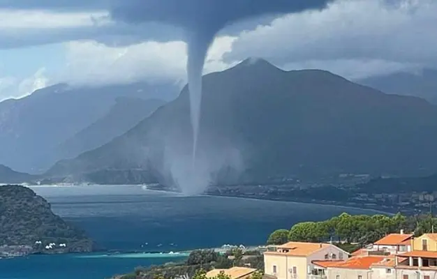 Maltempo: Paura per tromba d'aria nel cosentino, Colpito un lido balneare e alcune abitazioni, abbattuti alberi