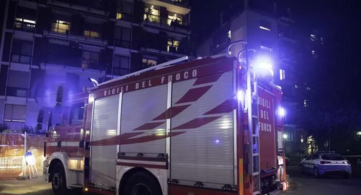 Rogo in palazzo a Milano, evacuate 50 persone. In ospedale 4 operai, i dettagli