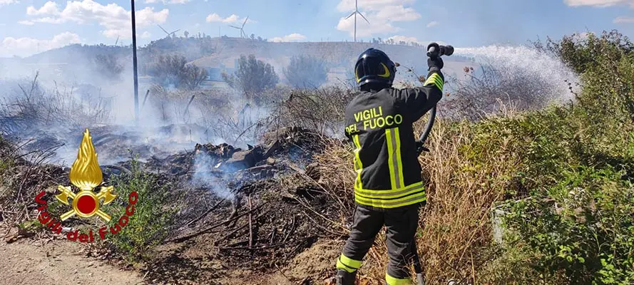 Brucia ancora territorio nel crotonese super impegnati i Vvf