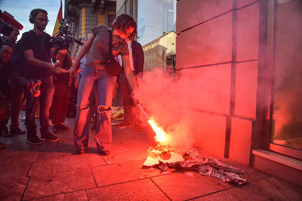 Contro i rincari Caro bollette: protesta davanti allo store di Eni