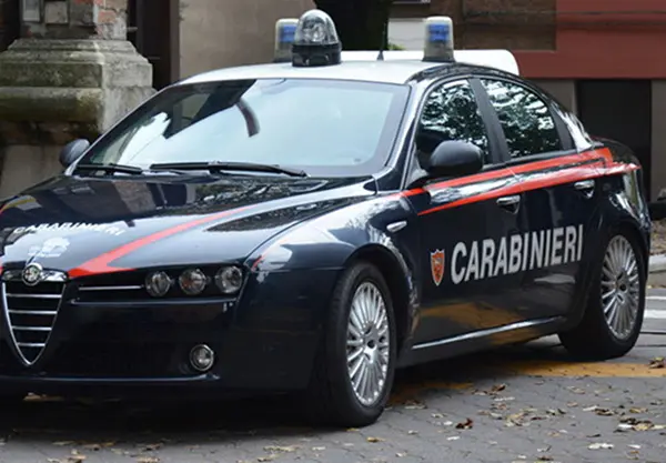 Aggredisce assistenza sociale e si barrica in casa con figlio, trattativa con carabinieri