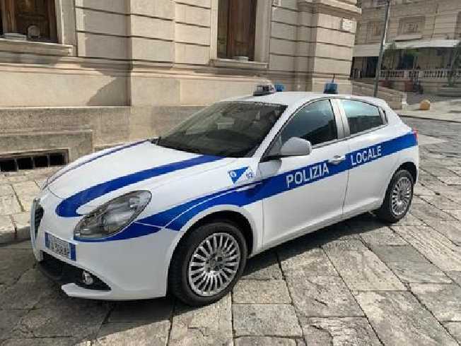 Agente Polizia locale aggredita e minacciata a Reggio C. Reazione di padre e figlio dopo una multa per sosta irregolare