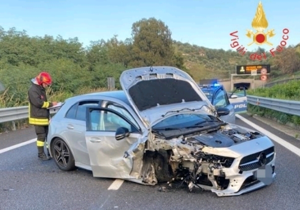 Incidenti stradali. SS280 perde il controllo dell'auto e impatta contro divisori carreggiata