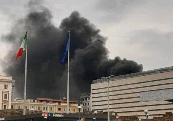 Incendio vicino a Termini, nube nera sul centro di Roma