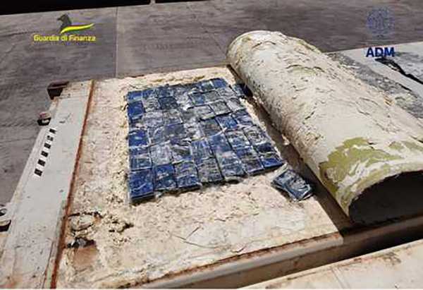 Trafficanti di morte. Droga: sequestrati 110 kg di cocaina in porto a Catania "Sotto il tetto del container"