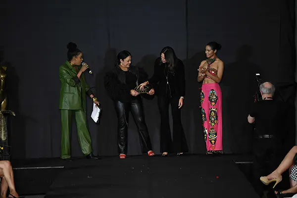 Milano Golden Fashion. La Viceconsole Delia Garcia consegna il premio alla stilista Giannina Azar