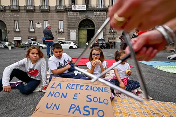 Scuola: protesta a Napoli per mancata partenza refezione