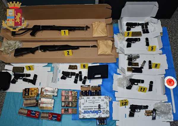 Armi: Polizia scopre in garage arsenale, fucili e pistole a Bagnara Calabra