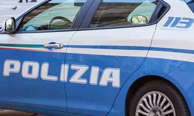 Spara con un kalashnikov contro casa della moglie, arrestato