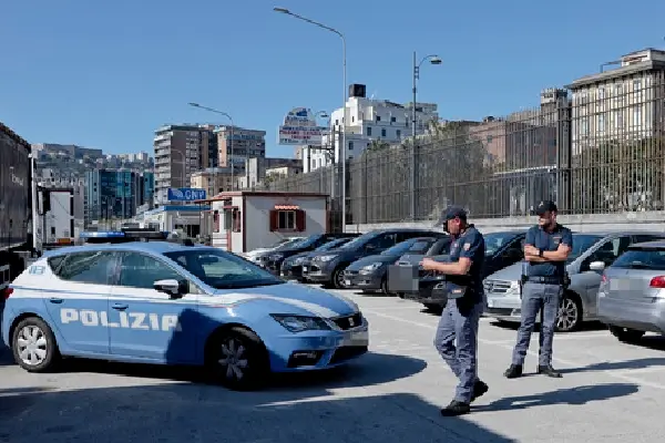 Blitz antidroga, spaccio in monopattino gang agiva presso scuole. Arresti della Polizia,