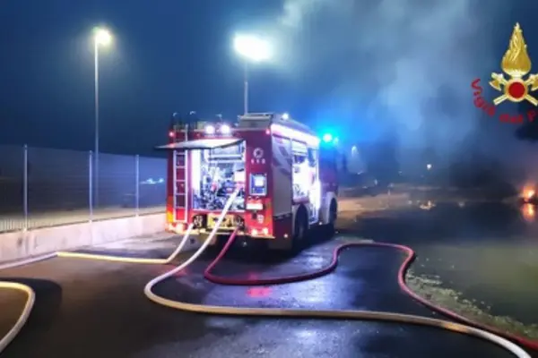 In fiamme capannone di un'azienda agricola nel Pavese. Sul posto Vvf, nessun ferito