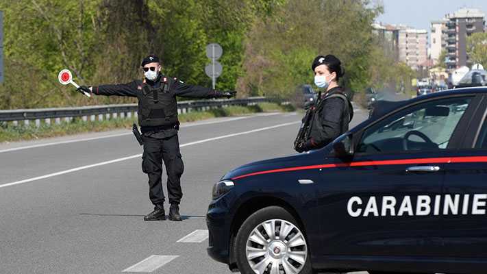Ubriaca alla guida con andatura zigzagante, all'alt cerca di corrompere carabinieri, arrestata