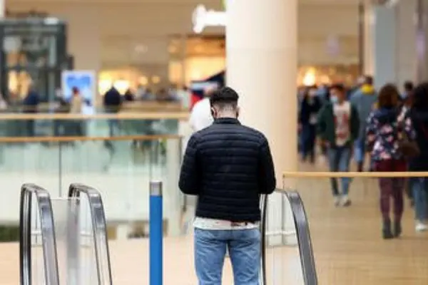Terrore, uomo accoltella cinque persone in centro commerciale, fermato