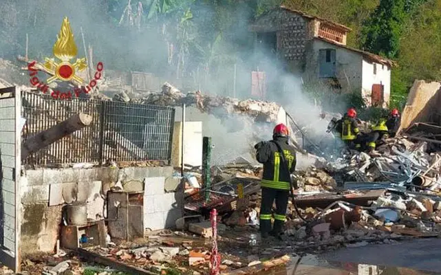 Tragedia a Lucca, esplode casa, bilancio due morti tre feriti, 26enne incita figliofatto nascere con cesareo