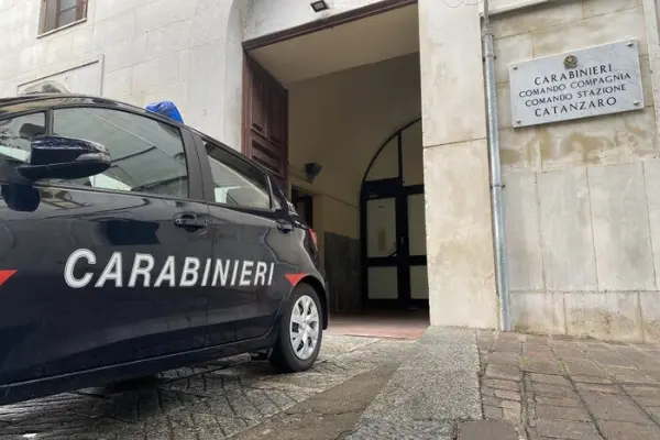 Estorsione a titolare bar, Cc arrestano 4 persone a Catanzaro
