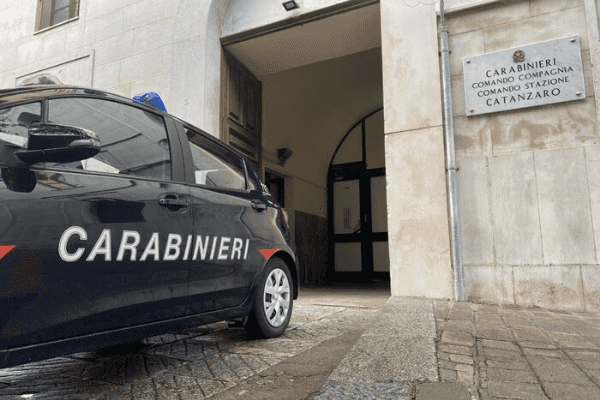 Estorsione a titolare bar, Cc arrestano 4 persone a Catanzaro