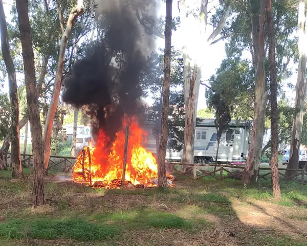 Catanzaro zona pineta Giovino incendio Roulotte. Sul posto Vvf e Polizia di stato