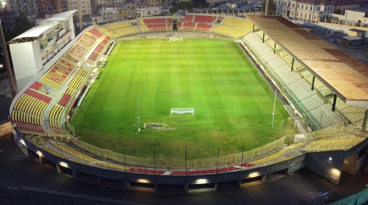 Calcio per il big-match. Catanzaro–Crotone: Sold Out (Arbitro Monaldi)