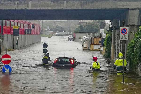 Meteo. paura per il maltempo in tutta Italia, allagamenti in Campania. Nevicate sulle Dolomiti