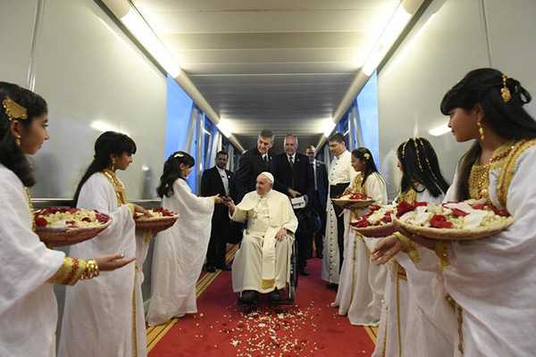 Papa Francesco : Dio ci chiede di amare i nemici “Rinunciamo alla logica dell'occhio per occhio”