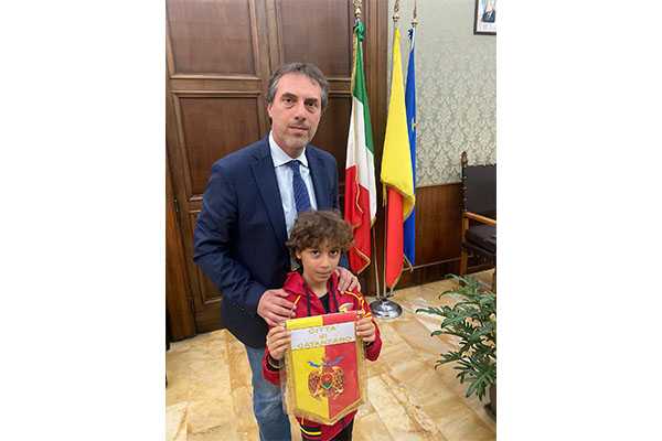 Il sindaco Fiorita ha incontrato Gabrielmario il piccolo tifoso dell’Us Catanzaro colpito da una pietra lanciata dai tifosi del Crotone