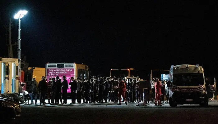 Migranti: scendono tutti dalle due navi a Catania. Ocean Viking in Francia