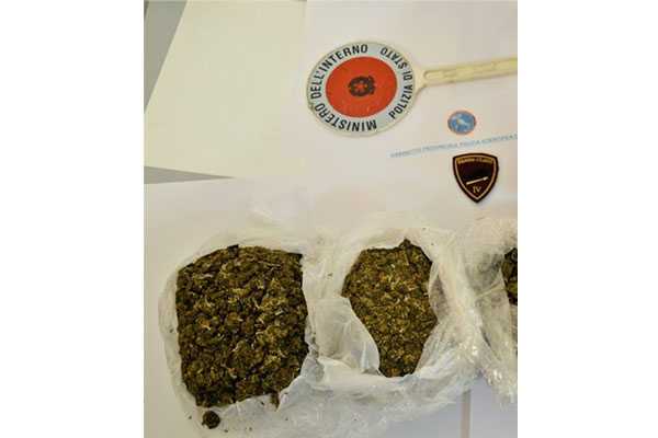 Droga: nel centro di Crotone sequestrati 2,2 kg di marijuana, un arresto