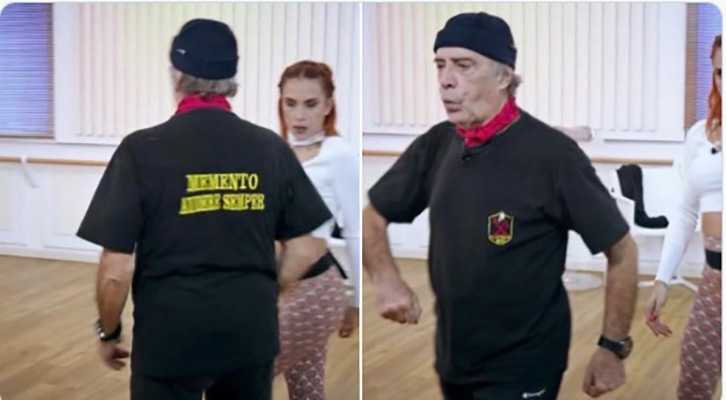 Ballando con le stelle espulso Enrico Montesano con la maglietta della 'X Mas'