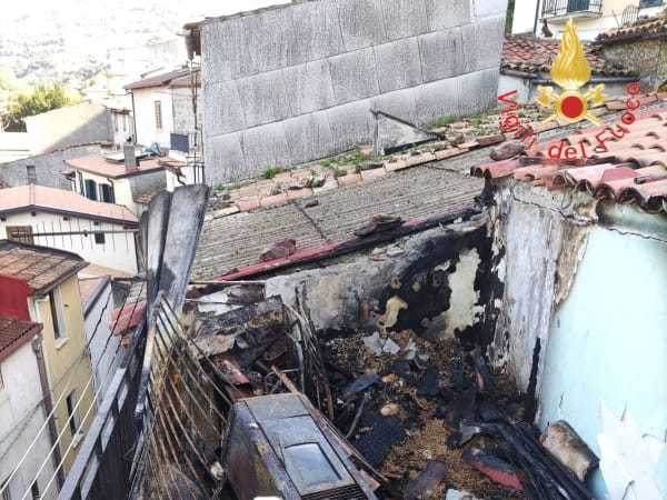 Incendio appartamento a Nocera Terinese, i Cc e i Vvf salvano una nonnina