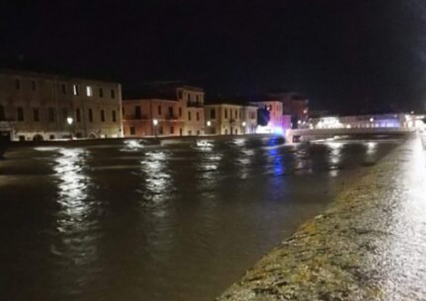 Maltempo: paura a Senigallia fiume Misa a 3 m. Sindaco, Coc aperti 'salire ai piani alti'