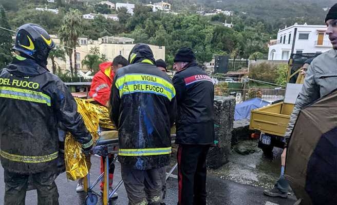 Tragedia Maltempo sull'isola Isch: 8 morti, molti i dispersi I sindaci ai cittadini 'Non uscite di casa'