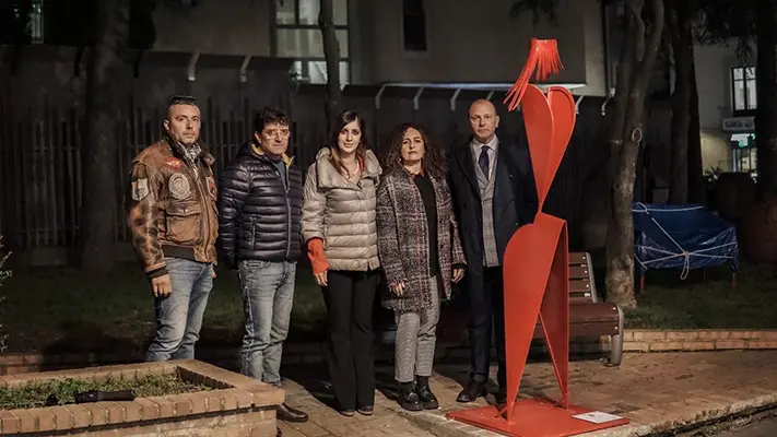 Catanzaro. Inaugurata "Donna Rossa", la nuova opera di Nuccio Loreti donata alla città