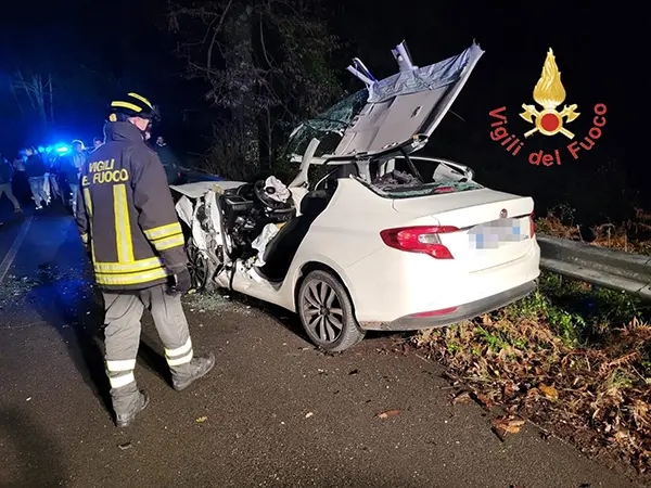 Incidente stradale. Quattro feriti nello scontro fra due auto, uno grave estratto dalle lamiere dai Vvf