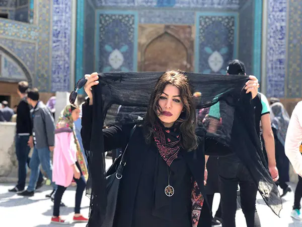 Elham Hamedi, una voce di libertà in Iran, nell'arte e nella poesia